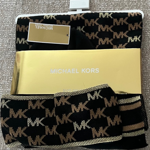Michael Kors hat and scarf set - Picture 1 of 2